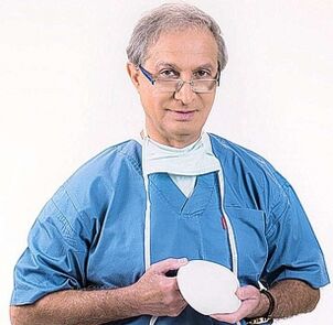 el médico sostiene el implante de aumento de senos