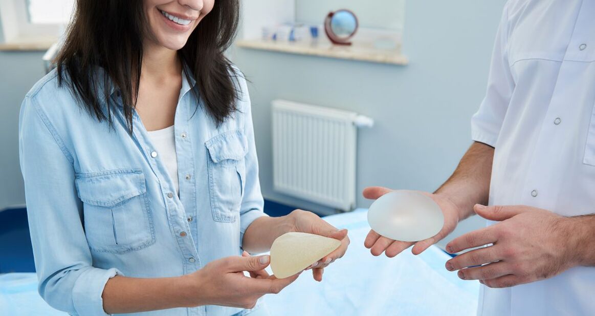 Selección de implantes antes del aumento de senos y mamoplastia.