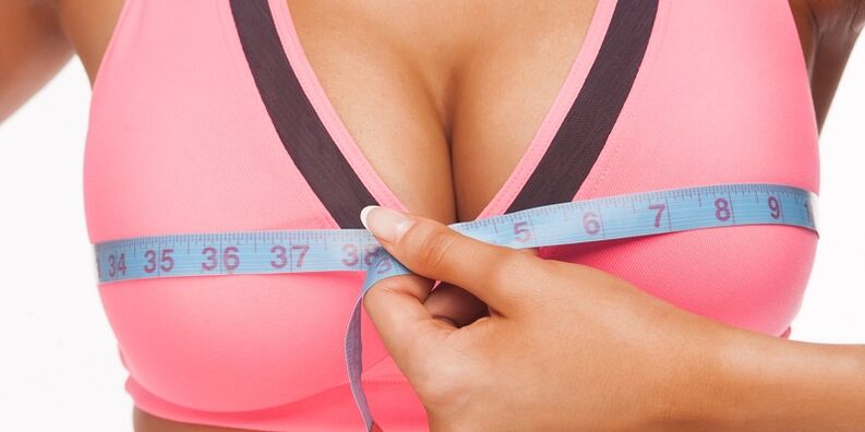 Medir el tamaño de los senos después de la ampliación. 
